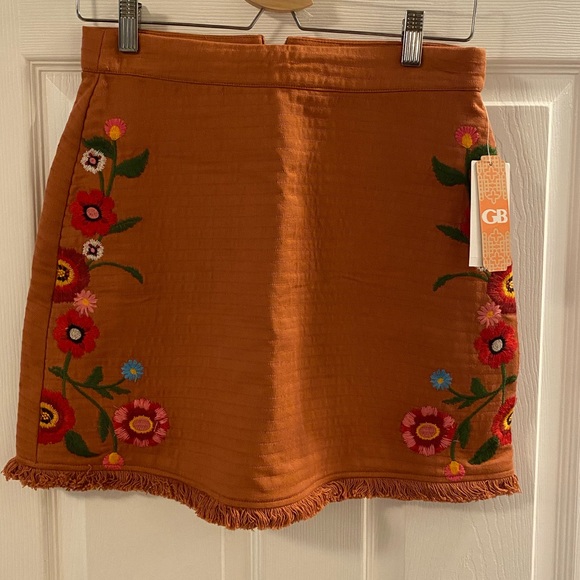 Dresses & Skirts - NWT mini skirt with beautiful stitching